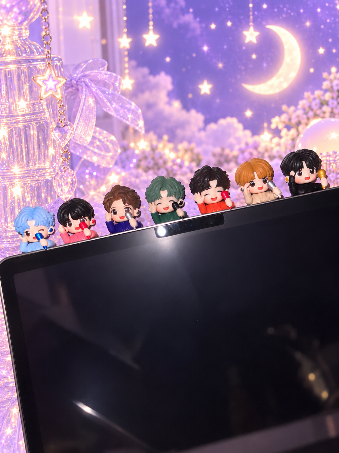 Idol Series hippers lined up along the top of a laptop screen